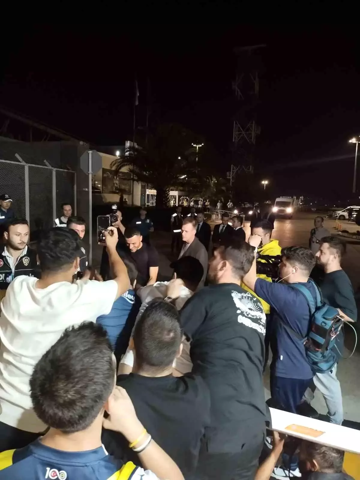 Fenerbahçe’nin kiralık transferi Filip Kostic İstanbul’a geldi