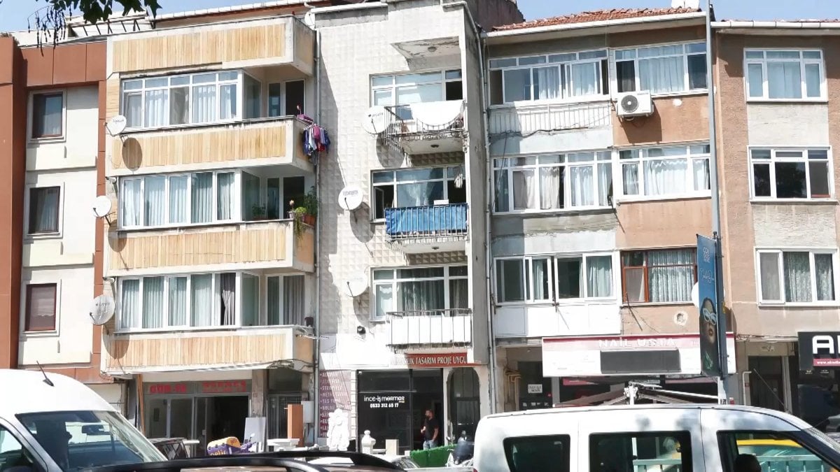 İstanbul’un yıkılmaya yüz tutmuş  Karacaahmet manzaralı apartmanlar
