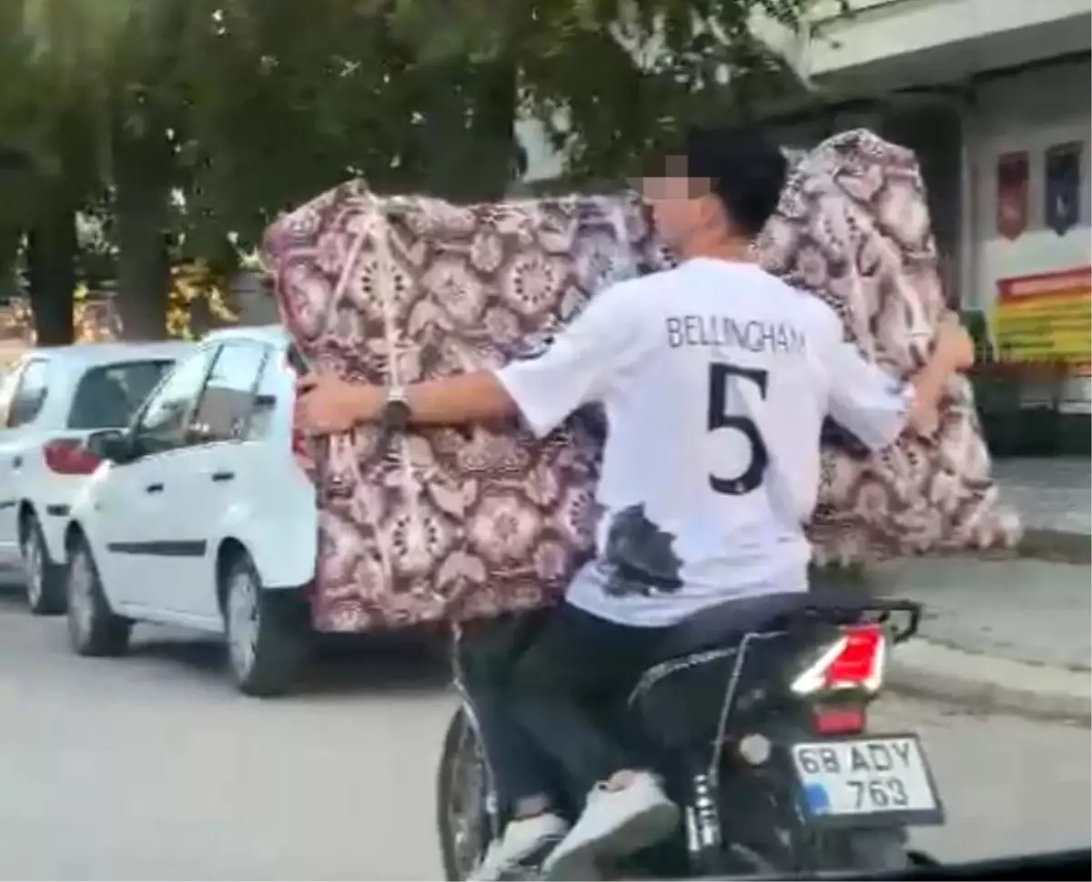 Aksaray’da Motosiklet Üzerinde Tehlikeli Televizyon Taşıma
