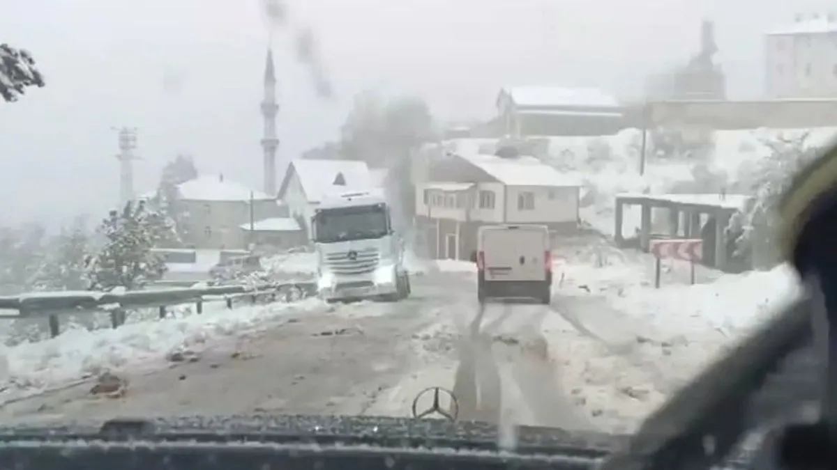 Aniden kar bastırdı, araçlar yollarda kaldı