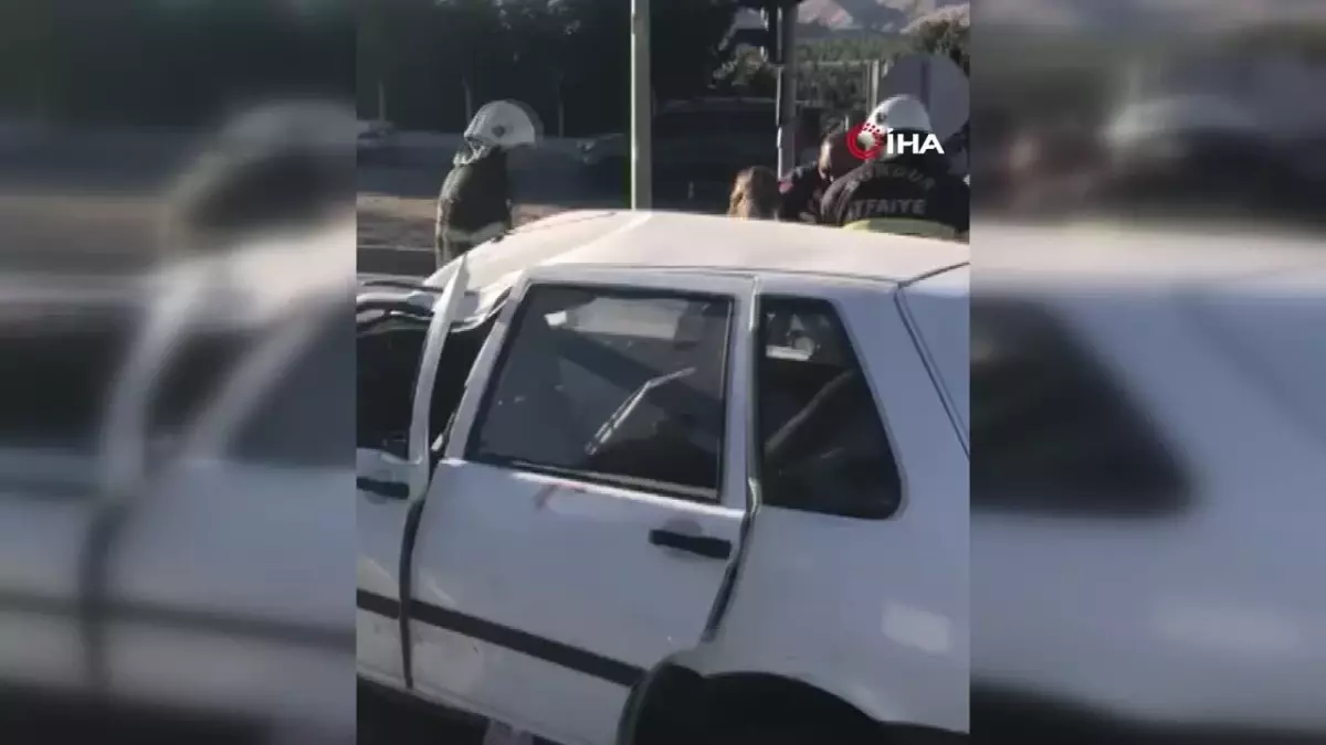 Burdur’da Otomobil Elektrik Direğine Çarptı