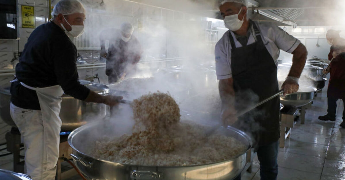 Erciş’te öğretmenevi mutfağından 56 okuldaki öğrencilere yemek