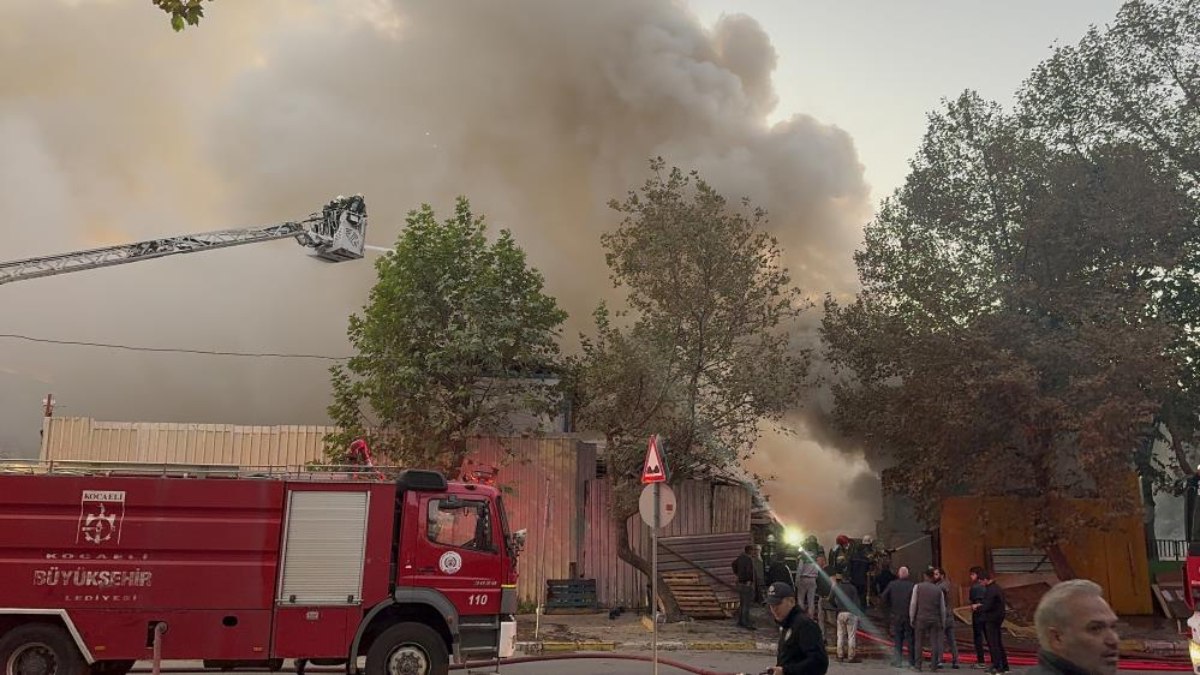 Kocaeli’de palet deposunda yangın