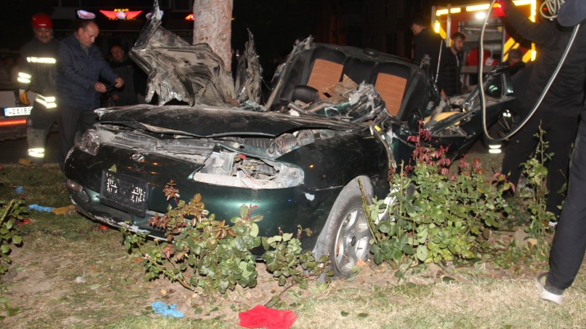 Konya’da ağaca çarpan otomobilin sürücüsü hayatını kaybetti