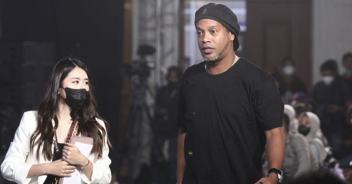 Ronaldinho futbola geri dönüyor!