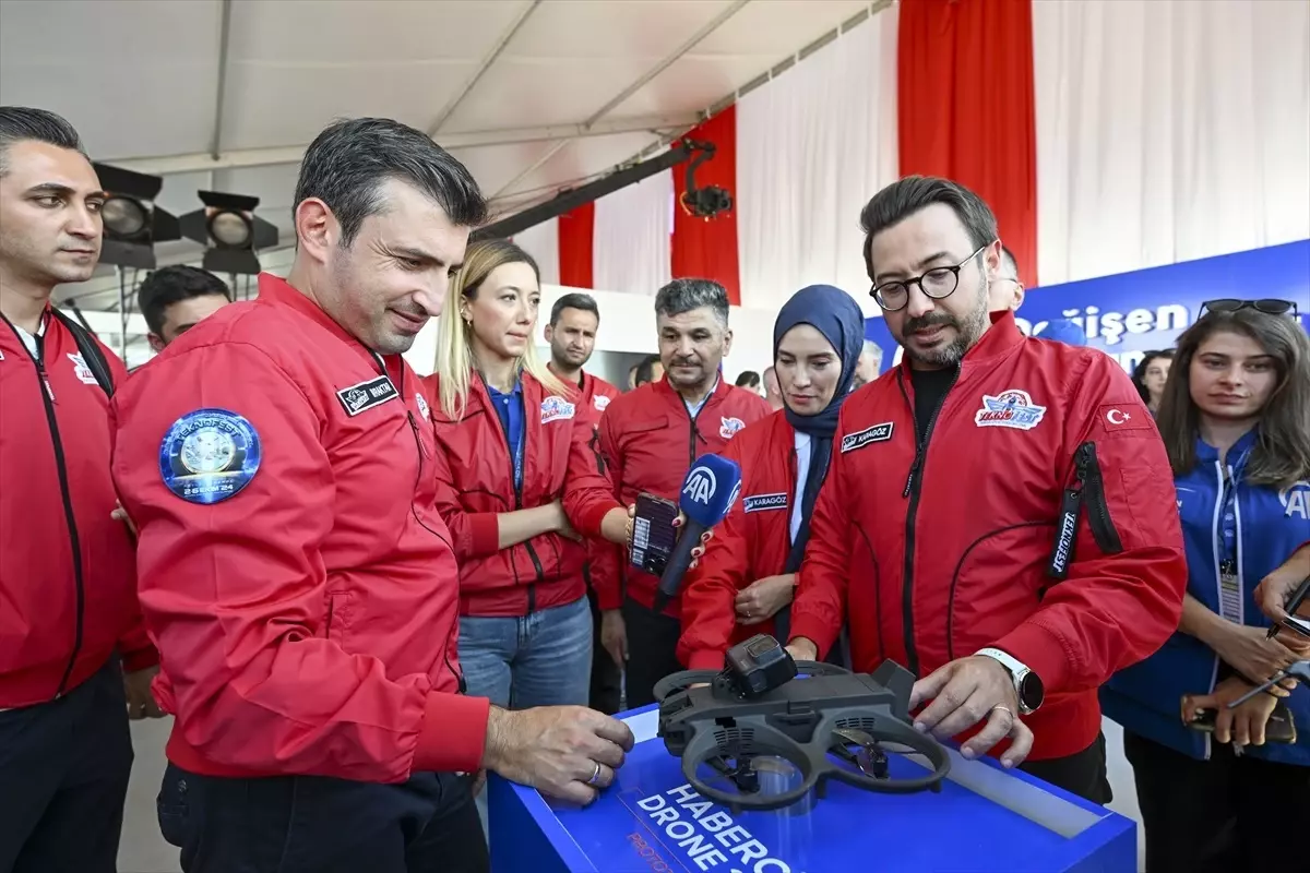 Selçuk Bayraktar, TEKNOFEST’te AA’nın ‘Haberci Drone’unu İnceledi