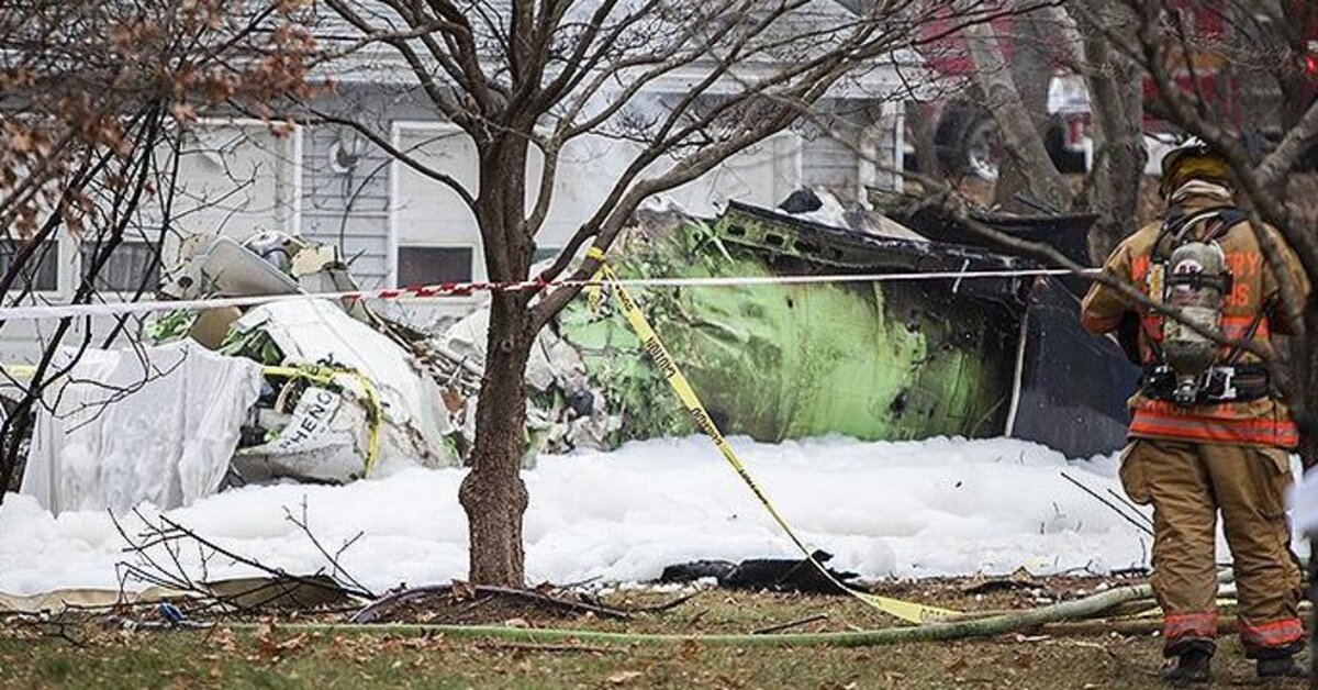 ABD’de küçük uçak, araca çarptı: 5 ölü