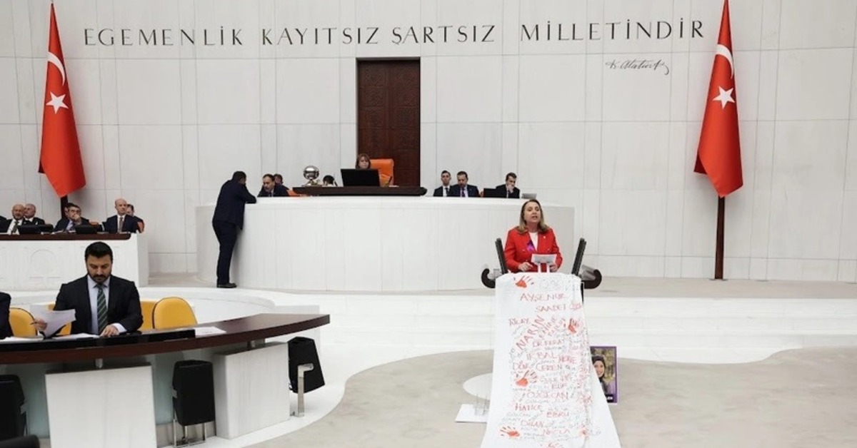 CHP’li Semra Dinçer, meclis kürsüsüne kefenle çıktı