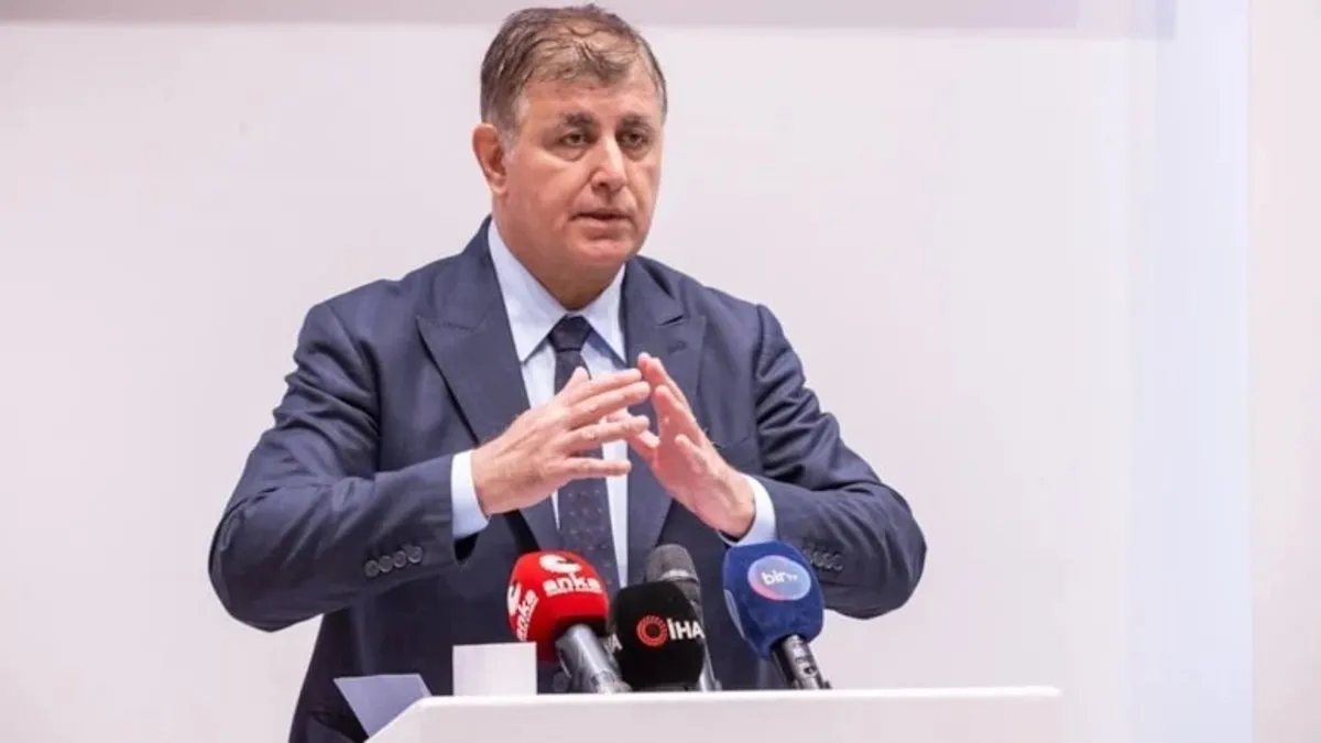 Sonunda bu da oldu! Başkan Tugay’dan tartışma yaratacak karar: Gazetecinin paylaşımlarına kızdı, eşini işten attı!