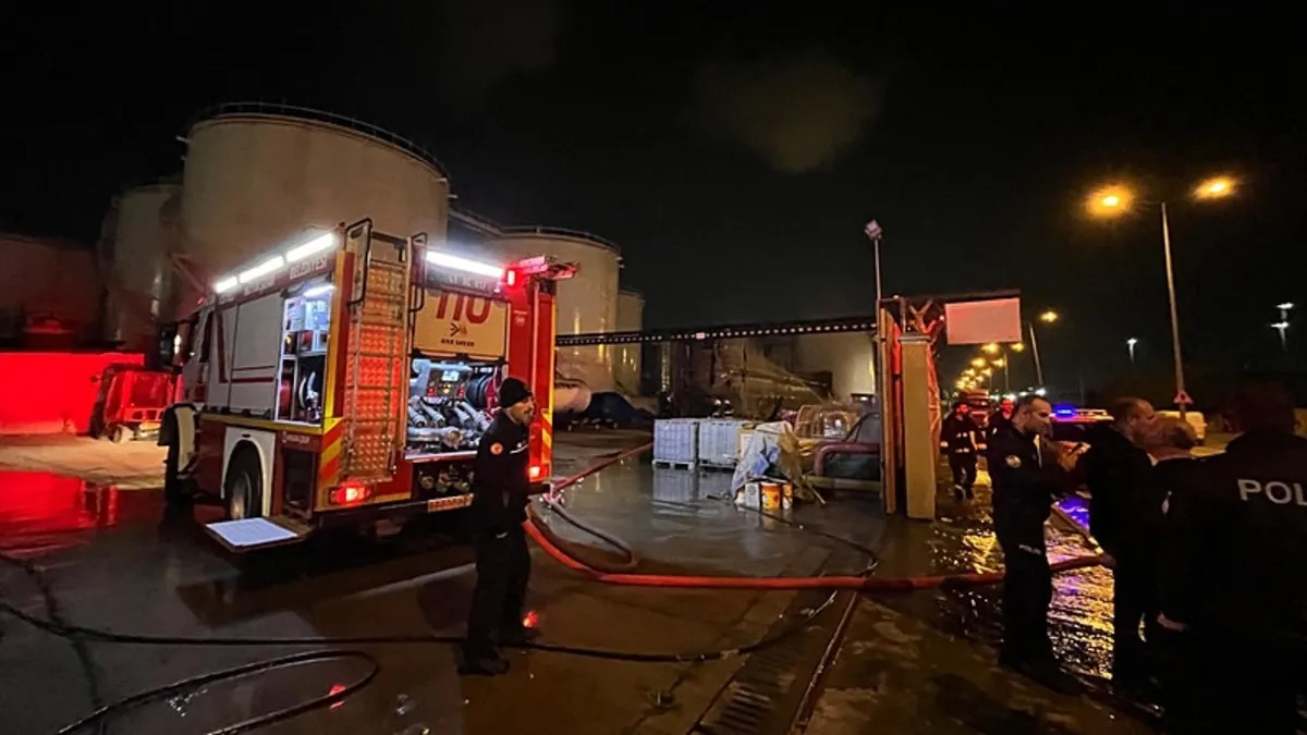 Akaryakıt dolum terminalinde büyük panik! Parlama nedeniyle 4 kişi yaralandı