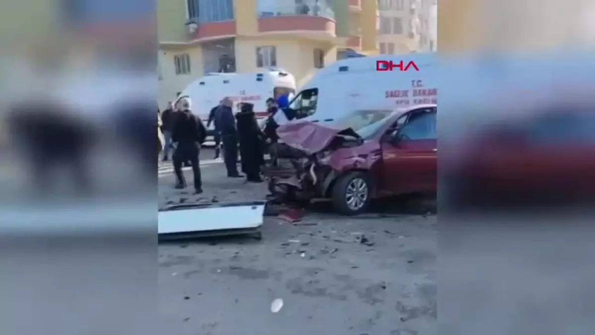 Batman’da Otomobil ile Minibüs Çarpıştı: 17 Öğrenci Yaralandı