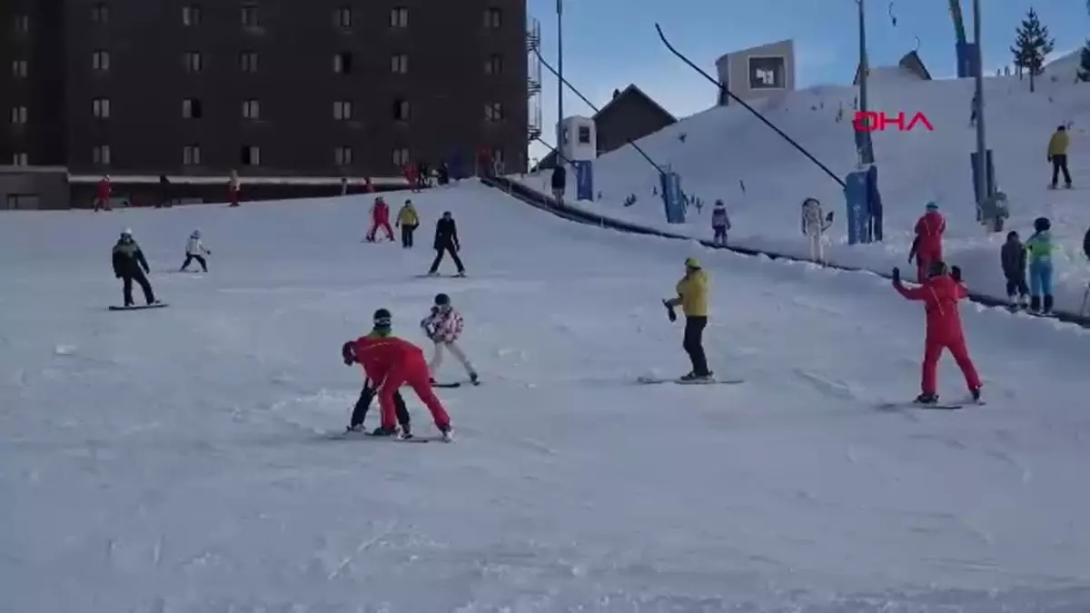 Bolu’daki Yangın Faciasının Ardından Kayak Keyfi Devam Ediyor