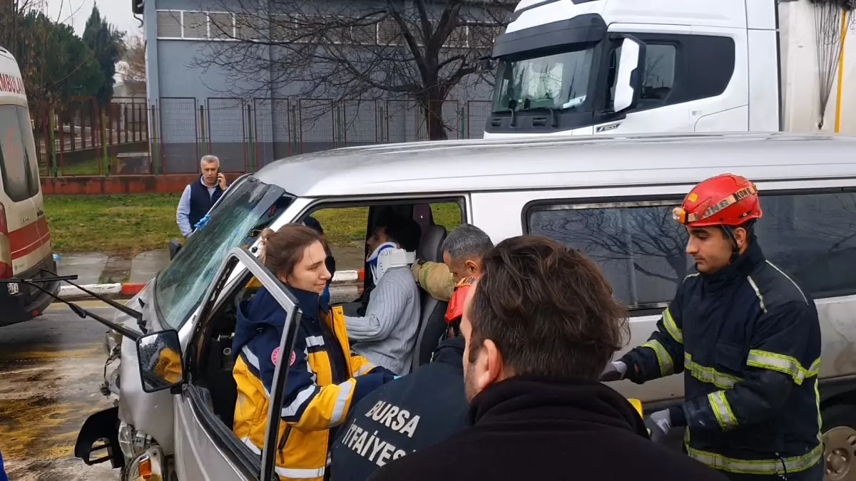 Bursa’da Park Halindeki TIR’a Çarpan Minibüste 3 Yaralı