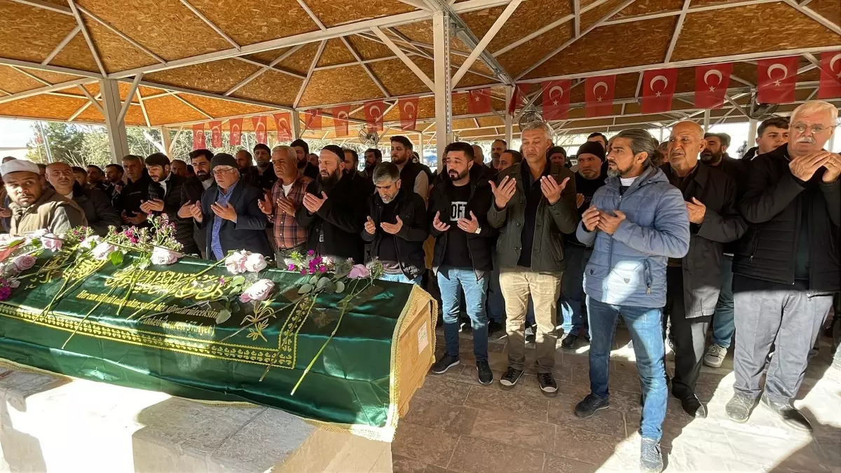 Eşi Tarafından Öldürülen Ayşe Çelik’in Cenazesi Şanlıurfa’da Toprağa Verildi