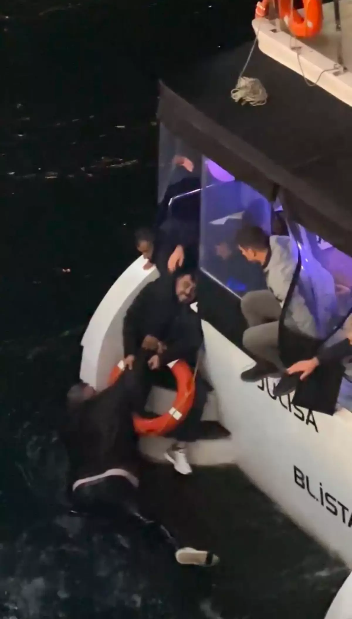 Galata Köprüsü’nde Korkuluk Kırıldı, Balık Tutarken Haliç’e Düştü