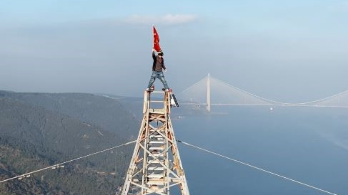 İstanbul’da 150 metre yükseğe tırmanan sporcu Türk bayrağı açtı