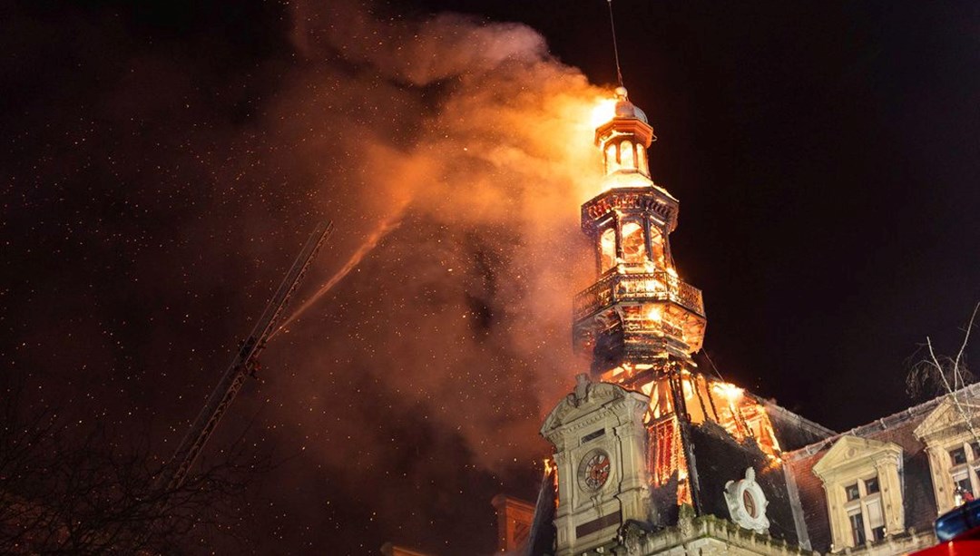 Paris’te tarihi belediye binası alev alev yandı