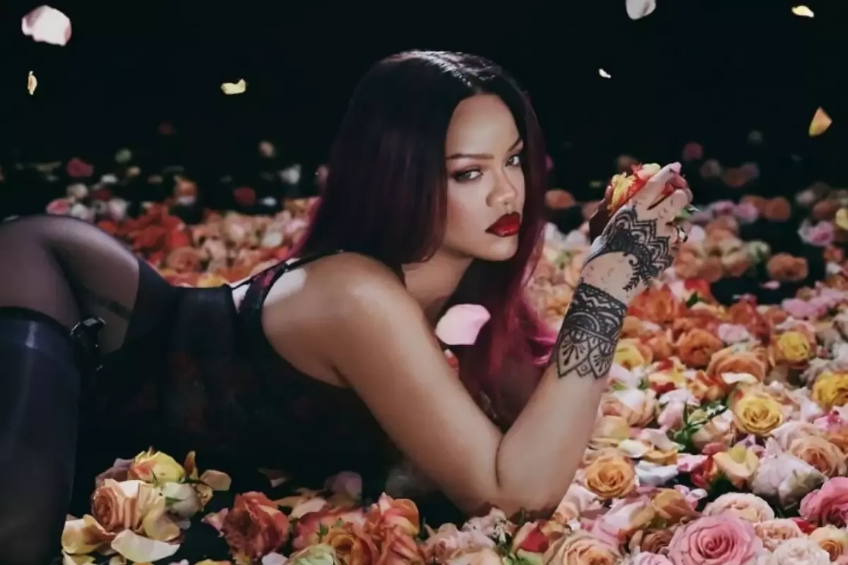 Rihanna’dan cesur pozlar! Kendi markası için objektif karşısına geçti