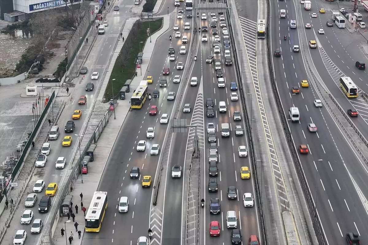 İstanbul’da yarıyıl tatilin ardından okulların açılmasıyla trafik yoğunluğu oluştu