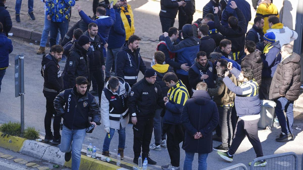 Kadıköy’den çıkan Fenerbahçe taraftarları, RAMS Park’a hareket etti!