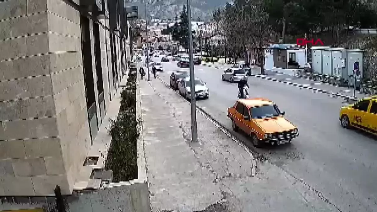 Motosiklet, sürücüsünün ‘U’ dönüşü yaptığı otomobile çarptı: 1’i ağır, 2 yaralı