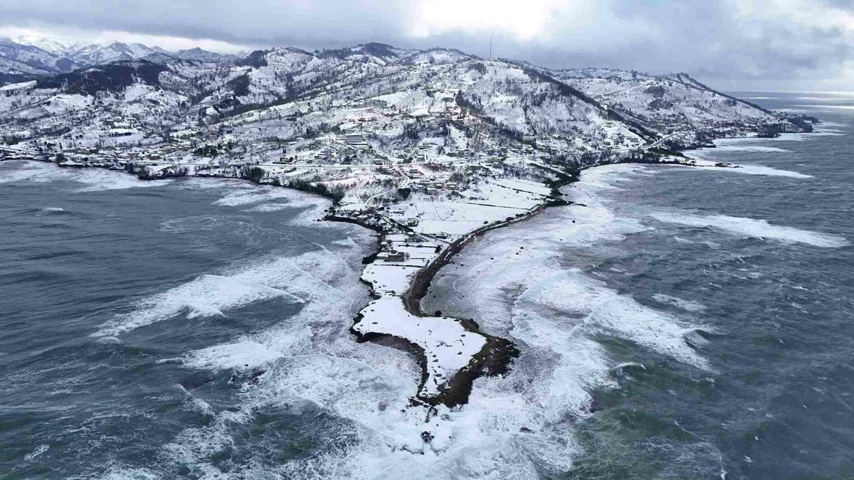 Oscar’lı yönetmen Christopher Nolan’ın yeni filmiyle gündemde: Beyazla kaplanan Yason Burnu’ndan masalsı görüntüler! Tarihin ve doğanın buluşma noktası…