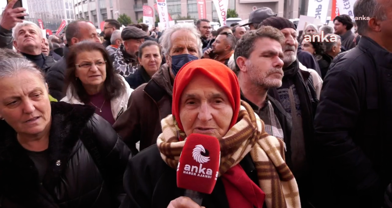 Vatandaş Çağlayan’da isyan etti: Bir ekmeğe muhtaç olduk, çöplerden topluyoruz