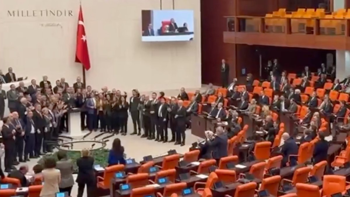 TBMM’de CHP’li vekiller kürsüyü işgal etti
