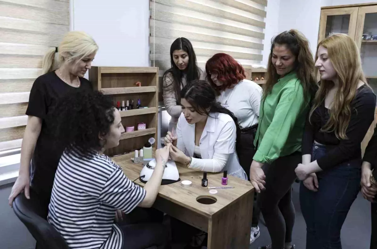 Mersin’de Kadınlara Yönelik Protez Tırnak Eğitimi Kursları Başladı
